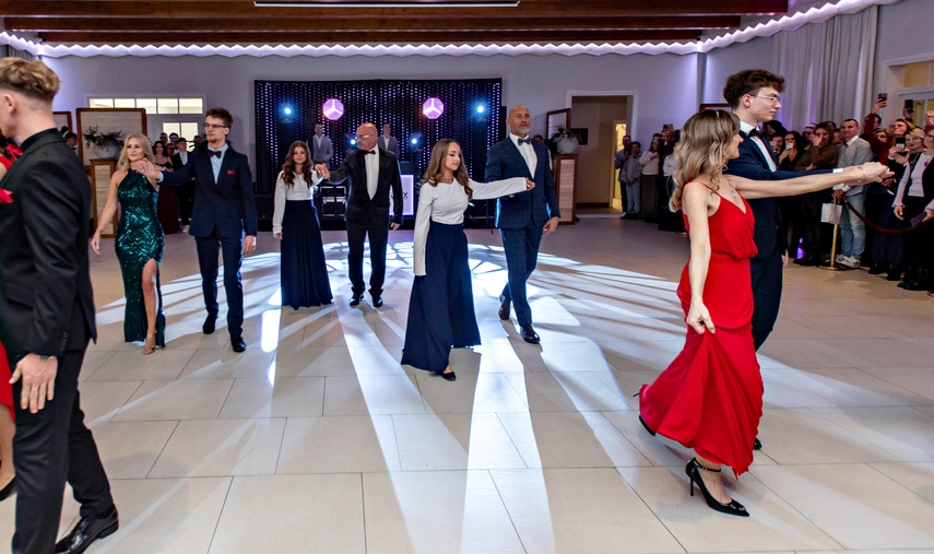 Studniówka IV LO. „Bądźcie najlepszą wersją siebie w przyszłości” zdjęcie nr 343316