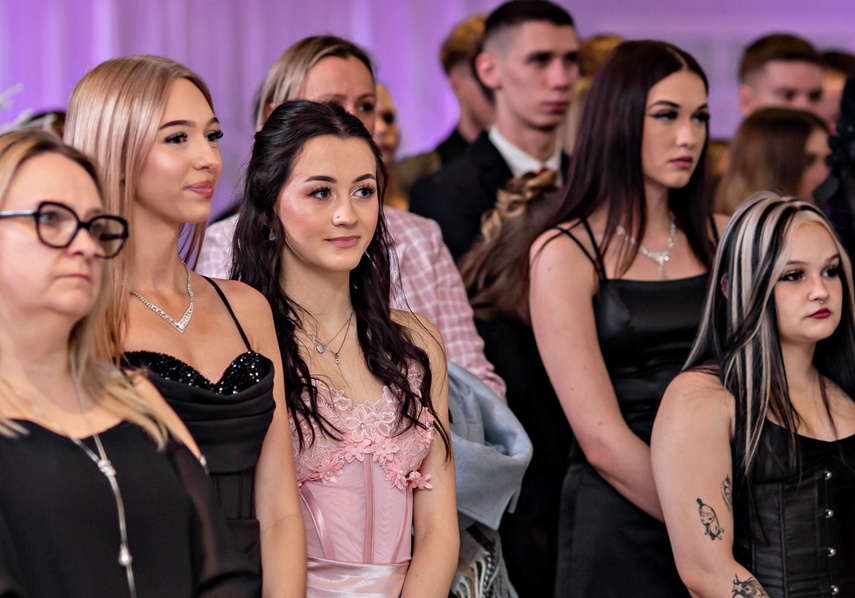 Studniówka IV LO. „Bądźcie najlepszą wersją siebie w przyszłości” zdjęcie nr 343302