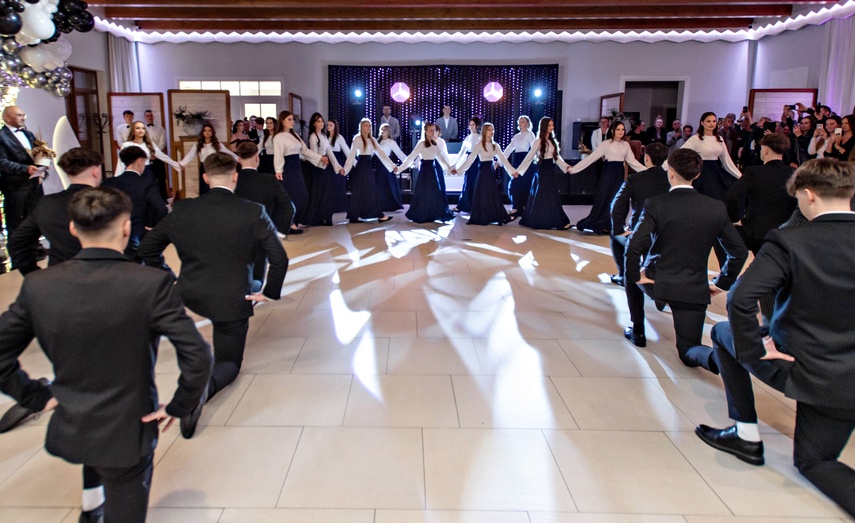 Studniówka IV LO. „Bądźcie najlepszą wersją siebie w przyszłości” zdjęcie nr 343331