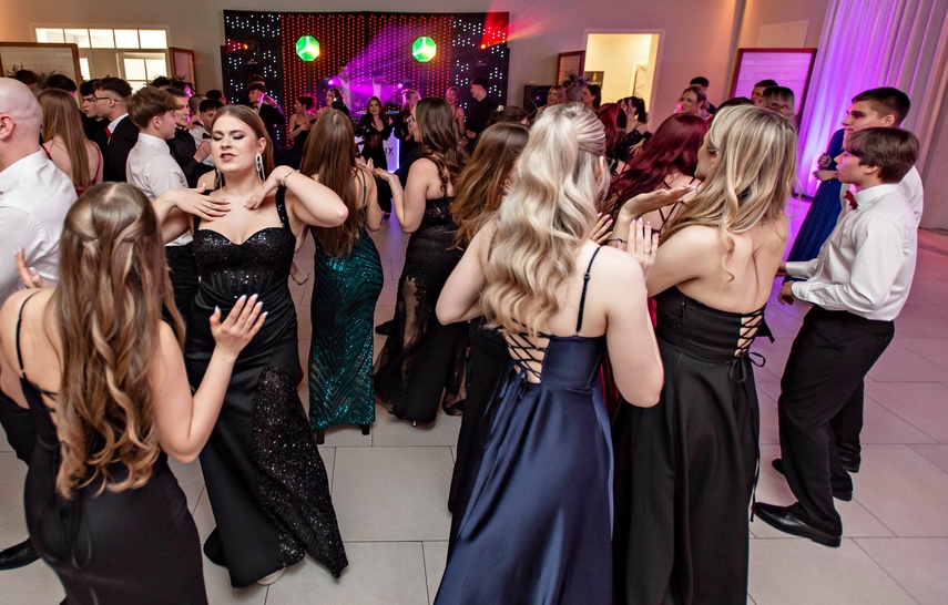 Studniówka IV LO. „Bądźcie najlepszą wersją siebie w przyszłości” zdjęcie nr 343402