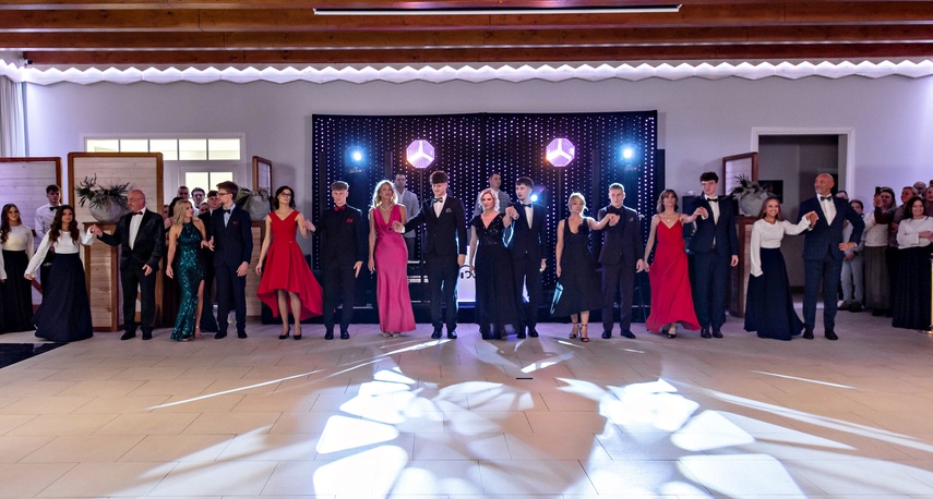 Studniówka IV LO. „Bądźcie najlepszą wersją siebie w przyszłości” zdjęcie nr 343317