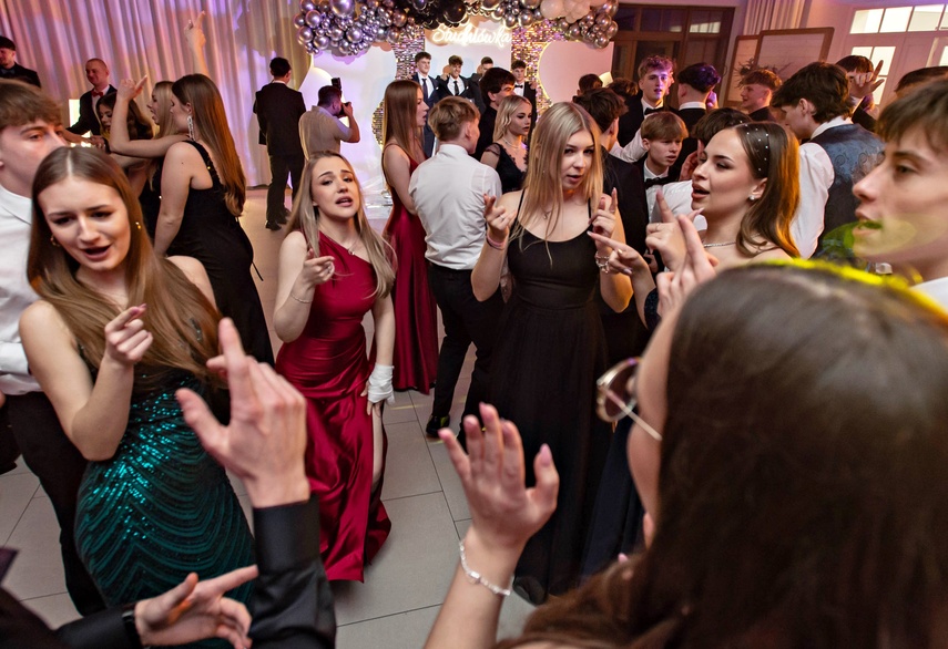 Studniówka IV LO. „Bądźcie najlepszą wersją siebie w przyszłości” zdjęcie nr 343378