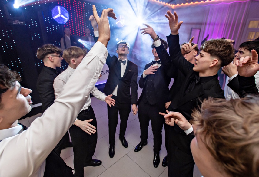 Studniówka IV LO. „Bądźcie najlepszą wersją siebie w przyszłości” zdjęcie nr 343390