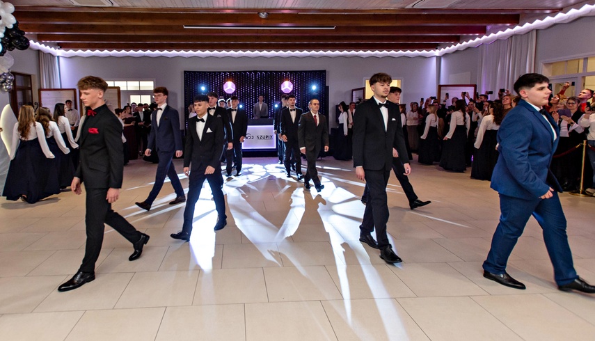 Studniówka IV LO. „Bądźcie najlepszą wersją siebie w przyszłości” zdjęcie nr 343328