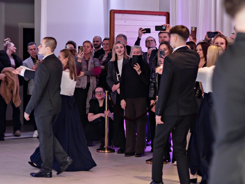 Studniówka IV LO. „Bądźcie najlepszą wersją siebie w przyszłości” zdjęcie nr 343343