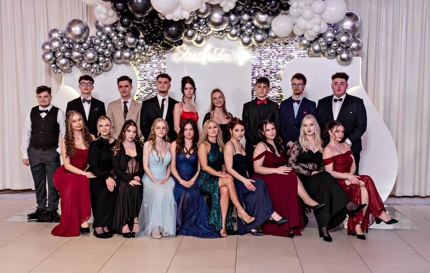 Studniówka IV LO. „Bądźcie najlepszą wersją siebie w przyszłości” zdjęcie nr 343355