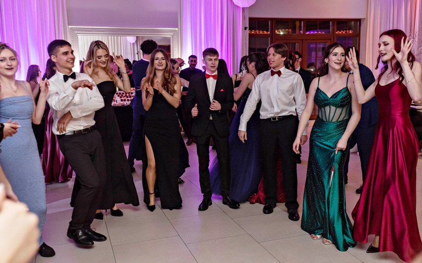 Studniówka IV LO. „Bądźcie najlepszą wersją siebie w przyszłości” zdjęcie nr 343388