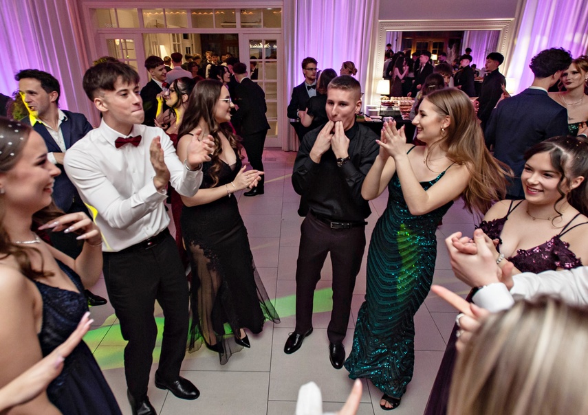 Studniówka IV LO. „Bądźcie najlepszą wersją siebie w przyszłości” zdjęcie nr 343384