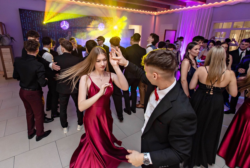 Studniówka IV LO. „Bądźcie najlepszą wersją siebie w przyszłości” zdjęcie nr 343389