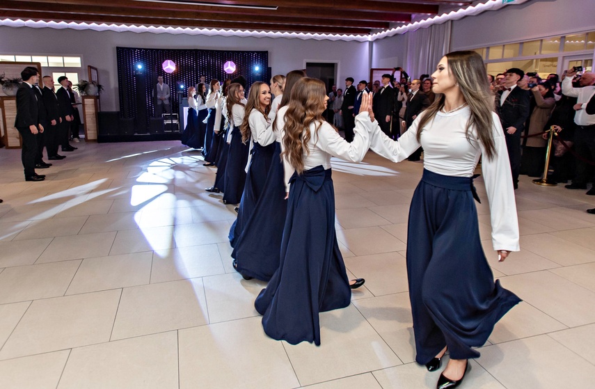 Studniówka IV LO. „Bądźcie najlepszą wersją siebie w przyszłości” zdjęcie nr 343339