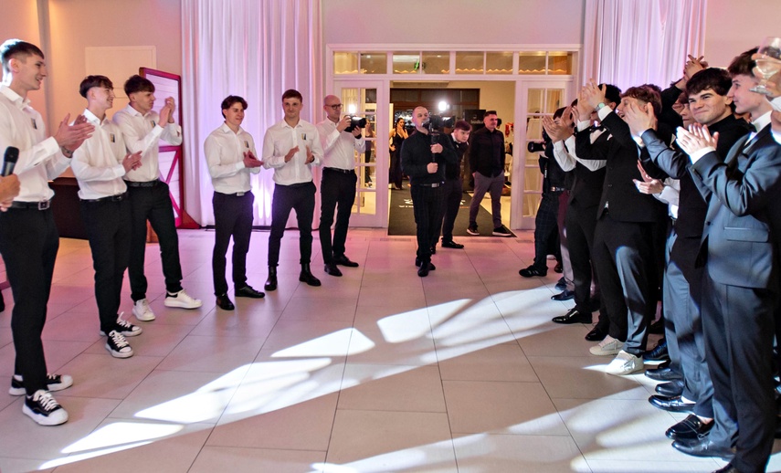 Studniówka IV LO. „Bądźcie najlepszą wersją siebie w przyszłości” zdjęcie nr 343420