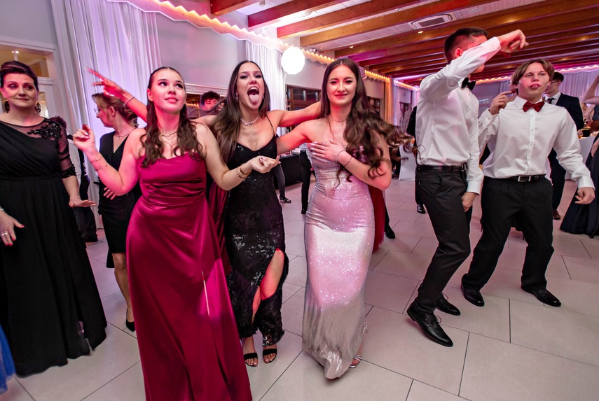 Studniówka IV LO. „Bądźcie najlepszą wersją siebie w przyszłości” zdjęcie nr 343404