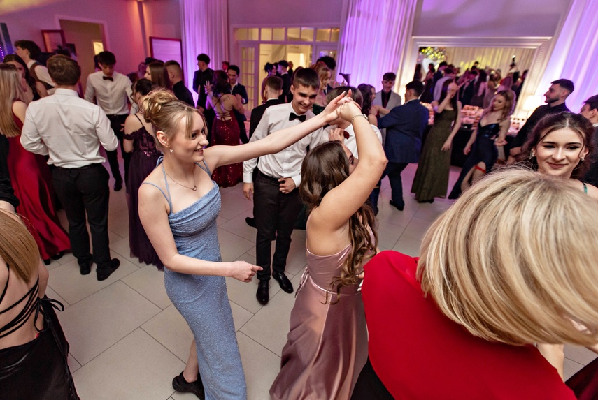 Studniówka IV LO. „Bądźcie najlepszą wersją siebie w przyszłości” zdjęcie nr 343381