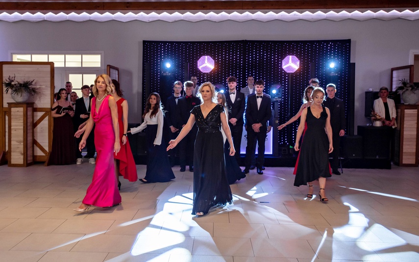 Studniówka IV LO. „Bądźcie najlepszą wersją siebie w przyszłości” zdjęcie nr 343312