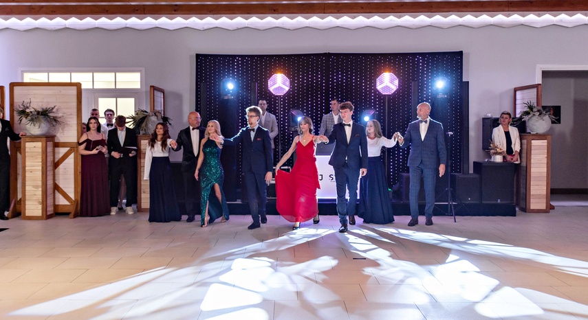 Studniówka IV LO. „Bądźcie najlepszą wersją siebie w przyszłości” zdjęcie nr 343319