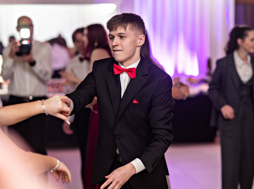 Studniówka IV LO. „Bądźcie najlepszą wersją siebie w przyszłości” zdjęcie nr 343394