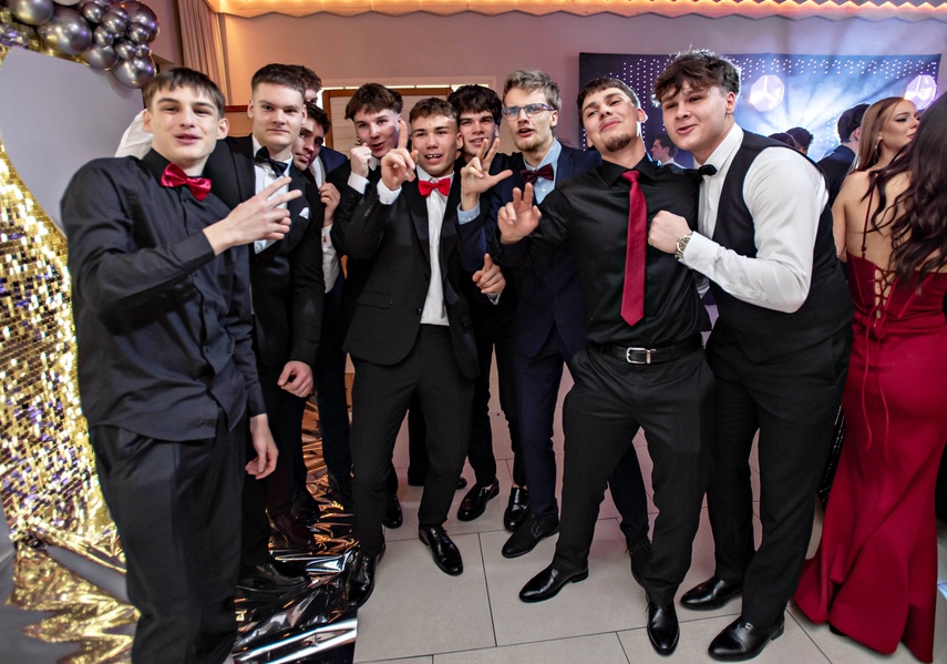 Studniówka IV LO. „Bądźcie najlepszą wersją siebie w przyszłości” zdjęcie nr 343408