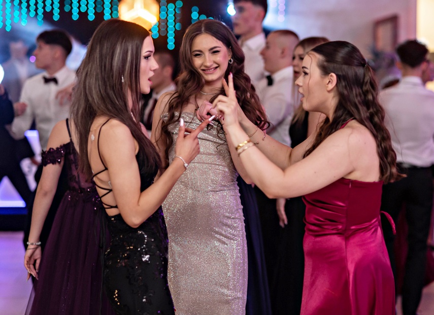 Studniówka IV LO. „Bądźcie najlepszą wersją siebie w przyszłości” zdjęcie nr 343397