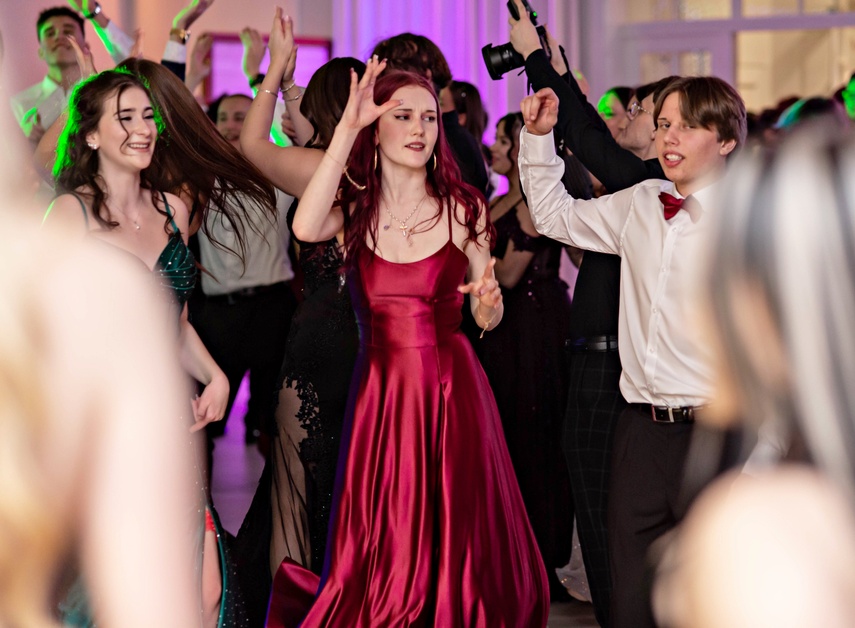 Studniówka IV LO. „Bądźcie najlepszą wersją siebie w przyszłości” zdjęcie nr 343398