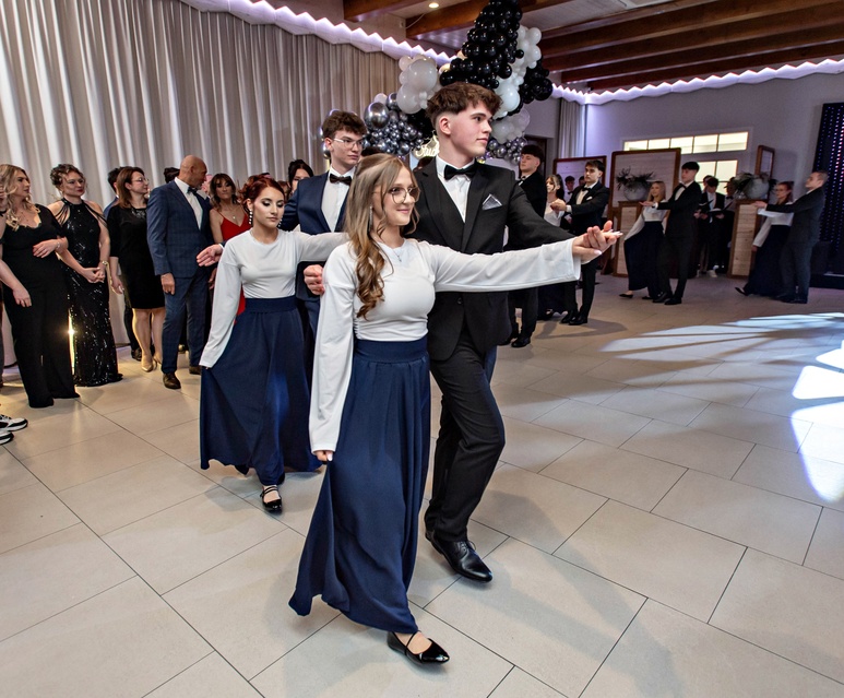 Studniówka IV LO. „Bądźcie najlepszą wersją siebie w przyszłości” zdjęcie nr 343333