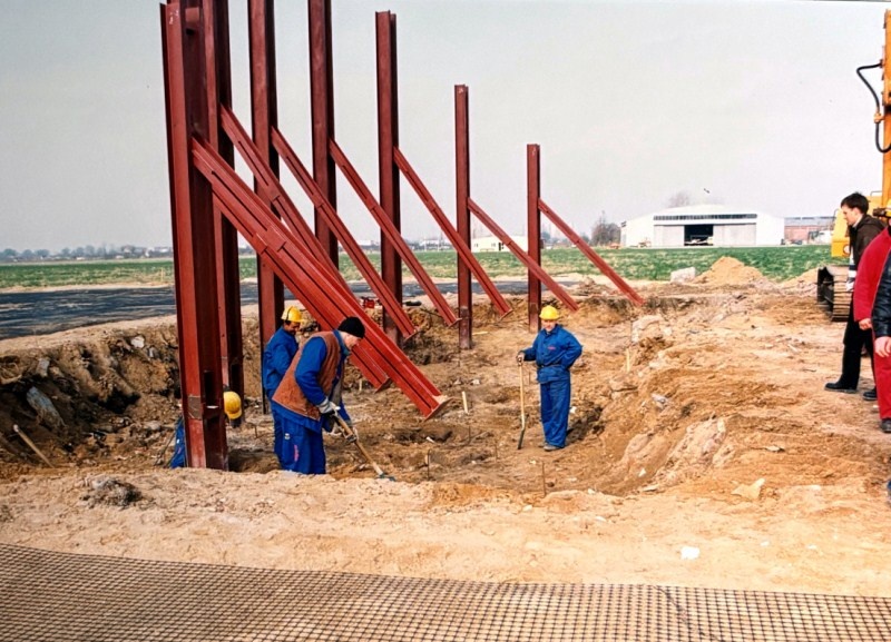 W tle widać hangar Aeroklubu Elbląskiego