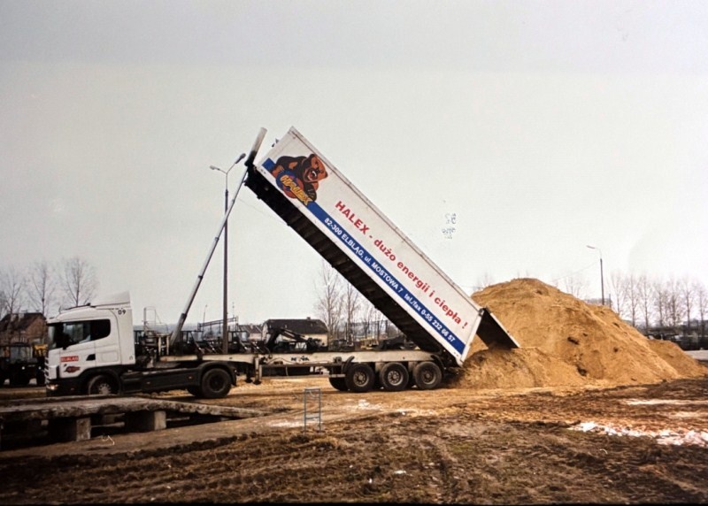 Jednym z większych wyzwań było znalezienie i dowiezienie piasku i gruzu niezbędnych do usypania kopca
