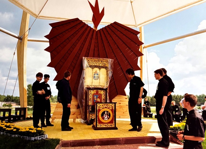 Klerycy przy papieskim tronie