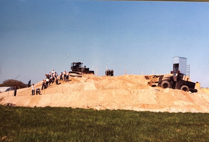 Chciałoby się powiedzieć, Niech się mury pną do góry.