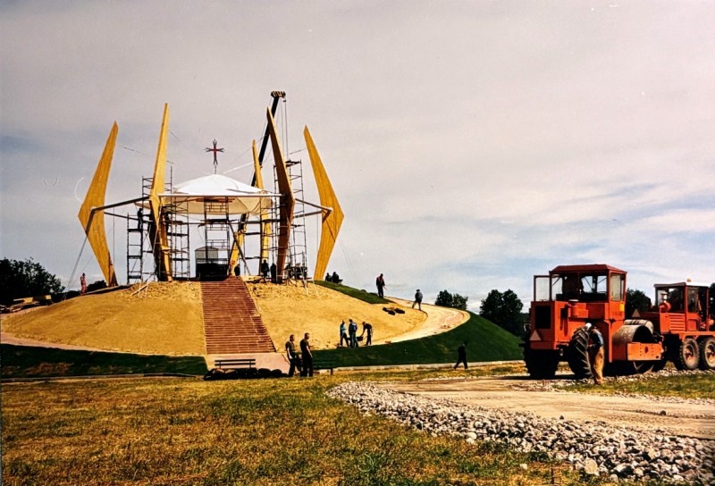 Ołtarz umiejscowiono na Wzgórzu Wojciechowym - kopcu o wysokości 9 metrów zaprojektowanym przez prof. Stefana Bauma.