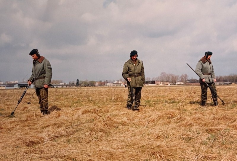 Warto zwrócić uwagę na umundurowanie żołnierzy sprawdzających teren lotniska. Kurtki z kamuflażem typu moro