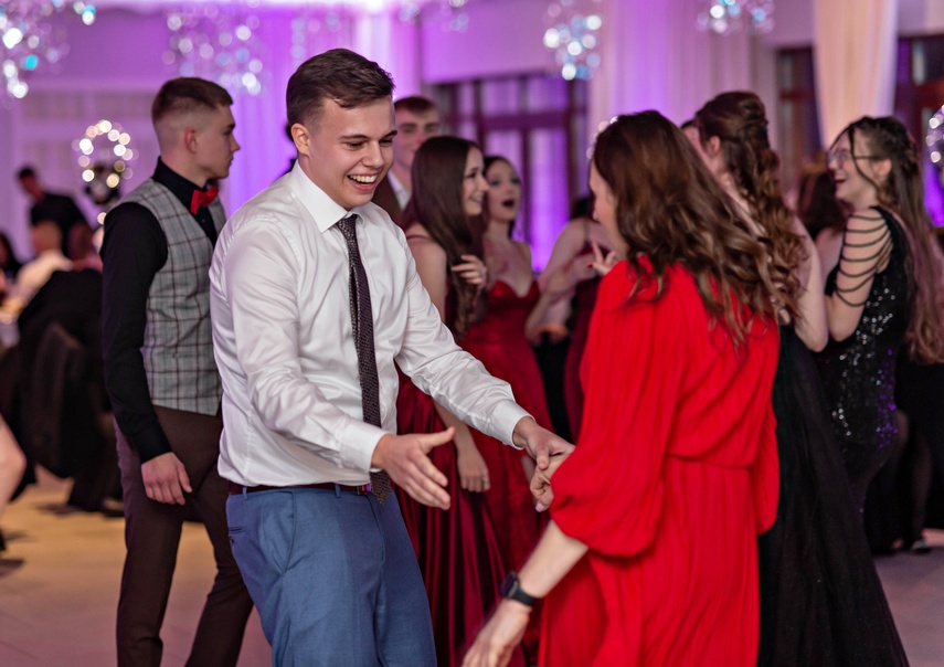 "Jest energia na dobrą imprezę!" Studniówka ZSEiO zdjęcie nr 343805