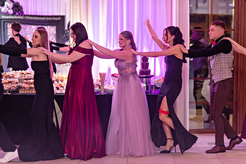 "Jest energia na dobrą imprezę!" Studniówka ZSEiO zdjęcie nr 343819