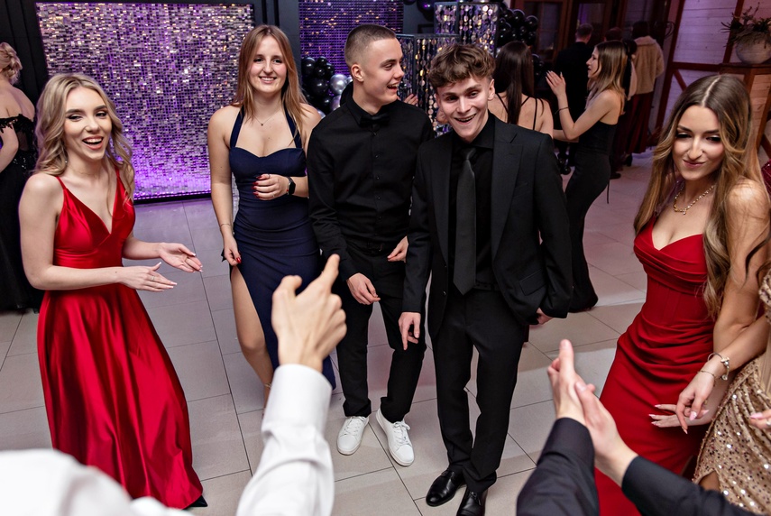 "Jest energia na dobrą imprezę!" Studniówka ZSEiO zdjęcie nr 343795