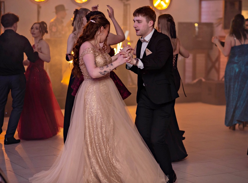 "Jest energia na dobrą imprezę!" Studniówka ZSEiO zdjęcie nr 343787