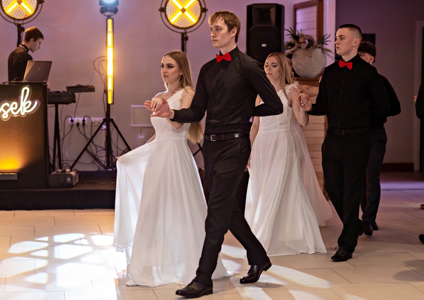 "Jest energia na dobrą imprezę!" Studniówka ZSEiO zdjęcie nr 343715