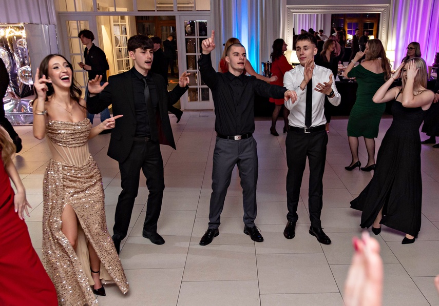 "Jest energia na dobrą imprezę!" Studniówka ZSEiO zdjęcie nr 343798