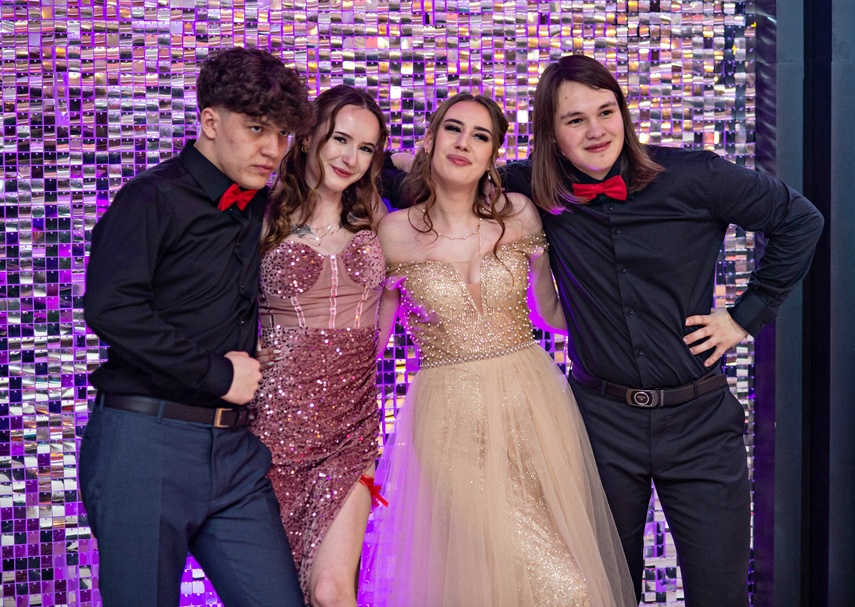 "Jest energia na dobrą imprezę!" Studniówka ZSEiO zdjęcie nr 343845