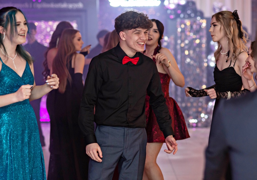 "Jest energia na dobrą imprezę!" Studniówka ZSEiO zdjęcie nr 343774