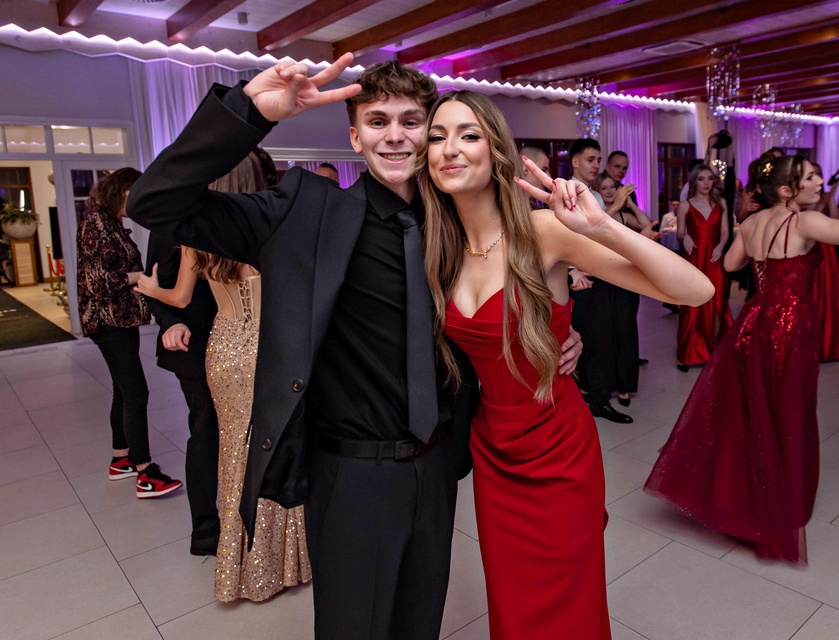 "Jest energia na dobrą imprezę!" Studniówka ZSEiO zdjęcie nr 343801