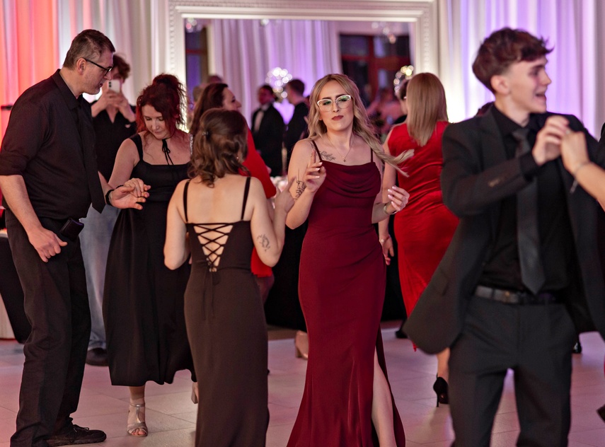 "Jest energia na dobrą imprezę!" Studniówka ZSEiO zdjęcie nr 343807