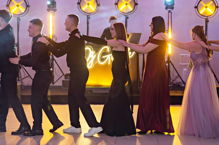 "Jest energia na dobrą imprezę!" Studniówka ZSEiO zdjęcie nr 343820