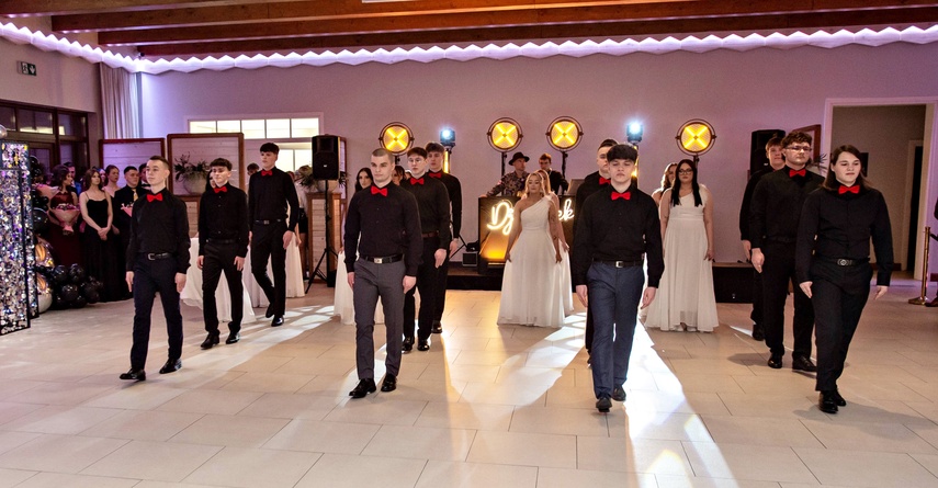 "Jest energia na dobrą imprezę!" Studniówka ZSEiO zdjęcie nr 343704