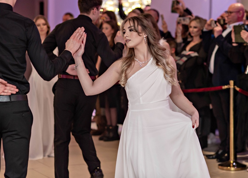 "Jest energia na dobrą imprezę!" Studniówka ZSEiO zdjęcie nr 343714