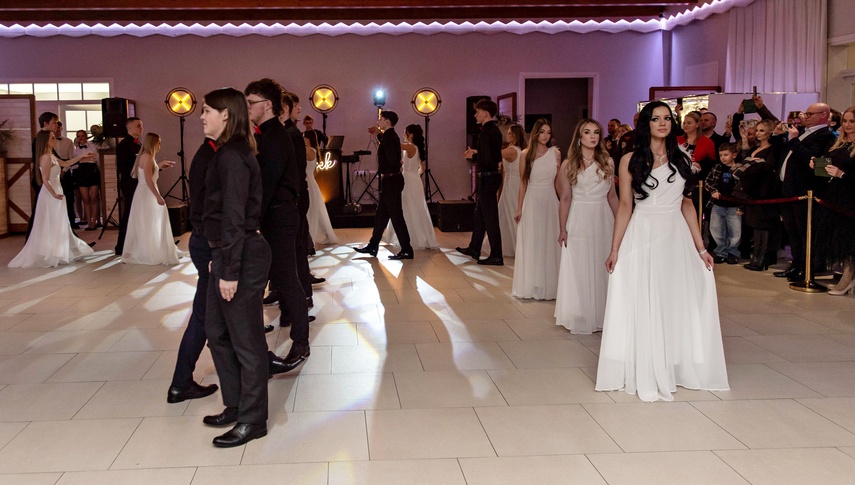 "Jest energia na dobrą imprezę!" Studniówka ZSEiO zdjęcie nr 343708