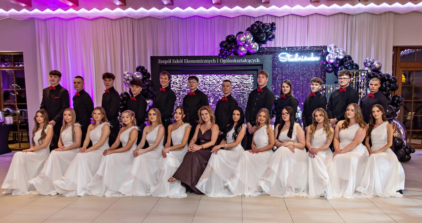 "Jest energia na dobrą imprezę!" Studniówka ZSEiO zdjęcie nr 343696