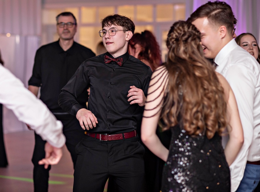 "Jest energia na dobrą imprezę!" Studniówka ZSEiO zdjęcie nr 343786