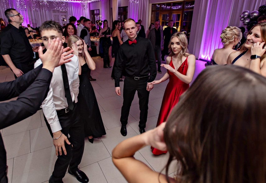 "Jest energia na dobrą imprezę!" Studniówka ZSEiO zdjęcie nr 343794