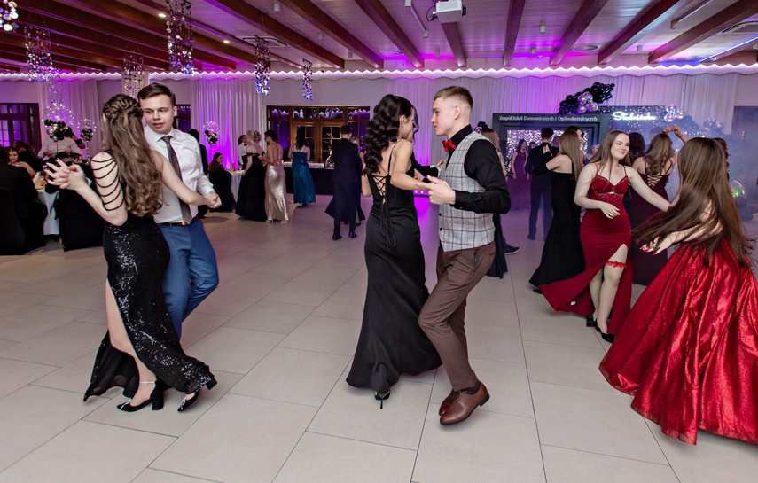 "Jest energia na dobrą imprezę!" Studniówka ZSEiO zdjęcie nr 343767