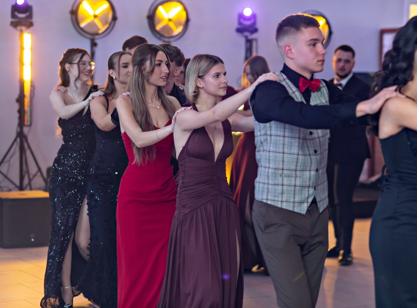 "Jest energia na dobrą imprezę!" Studniówka ZSEiO zdjęcie nr 343821