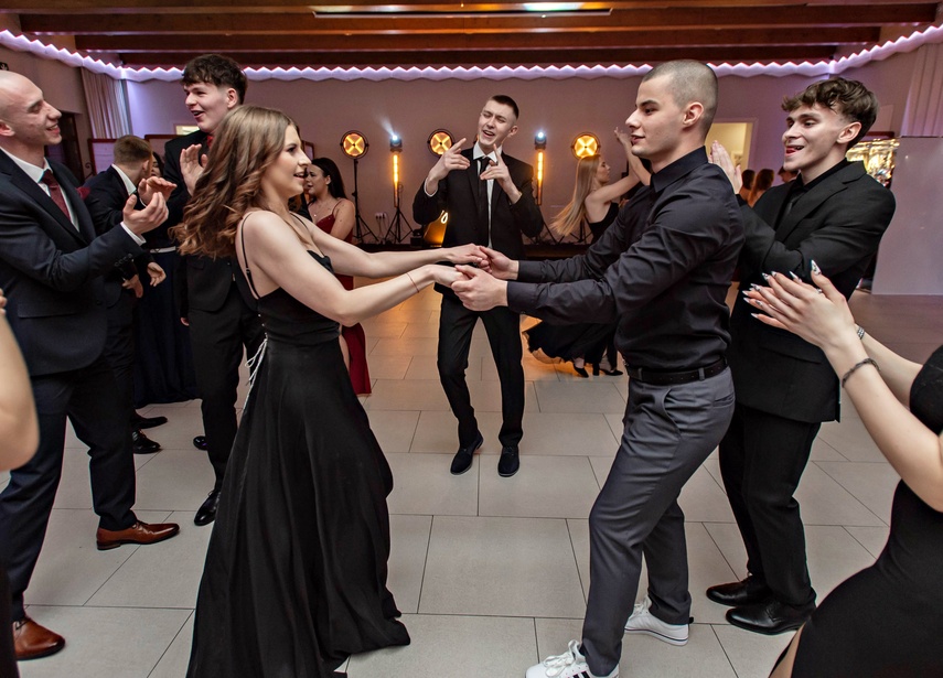 "Jest energia na dobrą imprezę!" Studniówka ZSEiO zdjęcie nr 343839